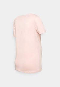 Camiseta de algodão rosa claro com mangas curtas, decote redondo e um corte descontraído. Textura suave com um design simples e minimalista.