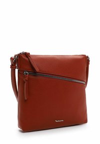 Borsa crossbody in pelle rossa con una finitura testurizzata, dotata di una tasca frontale con zip e di una tracolla regolabile. Dettagli in metallo argentato.