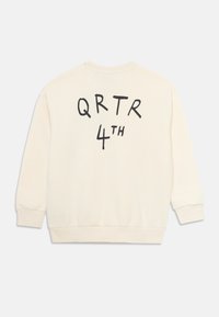 Cremfarbener Sweatshirt mit langen Ärmeln und schwarzem Aufdruck "QRTR 4th" auf dem Rücken, mit gerippten Manschetten und Saum.