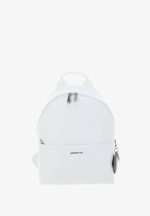 Sac à dos blanc de forme arrondie, doté d'une poche zippée à l'avant, de deux fermetures éclair supérieures et d'un porte-clés décoratif. Confectionné en matériau synthétique texturé.