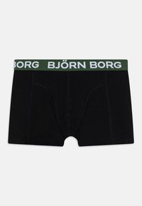 Čierne boxerky s elastickým pásom v zelenej farbe, na ktorom je biely nápis "BJÖRN BORG". Hladká tkanina s priliehavým strihom a predným vreckom.