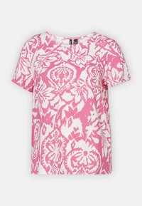 Camiseta de manga corta en un estampado floral en rosa y blanco, con un escote redondo y un corte holgado, de textura suave.