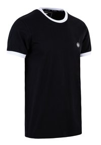 Schwarzes T-Shirt aus Baumwolle mit einem weißen gerippten Rundhalsausschnitt und Ärmelsäumen sowie einem kleinen Logo auf der Brust.
