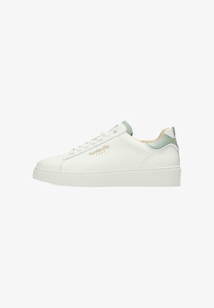 Weiße Ledersneaker mit mintgrünem Akzent an der Ferse, dicker weißer Sohle, runder Zehenform und subtilem Logo in Gold. Glatte Textur.