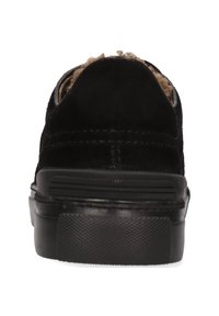 Schwarze Wildlederschuhe mit einer strukturierten Gummisohle, die eine runde Ferse und ein weiches, fellartiges Futter am Kragen aufweisen.