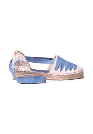 Beige espadrillosko med vævet jutesål, blå stofsnørebånd, der vikler sig om anklen, og blå trekantede stofdetaljer på tåen.