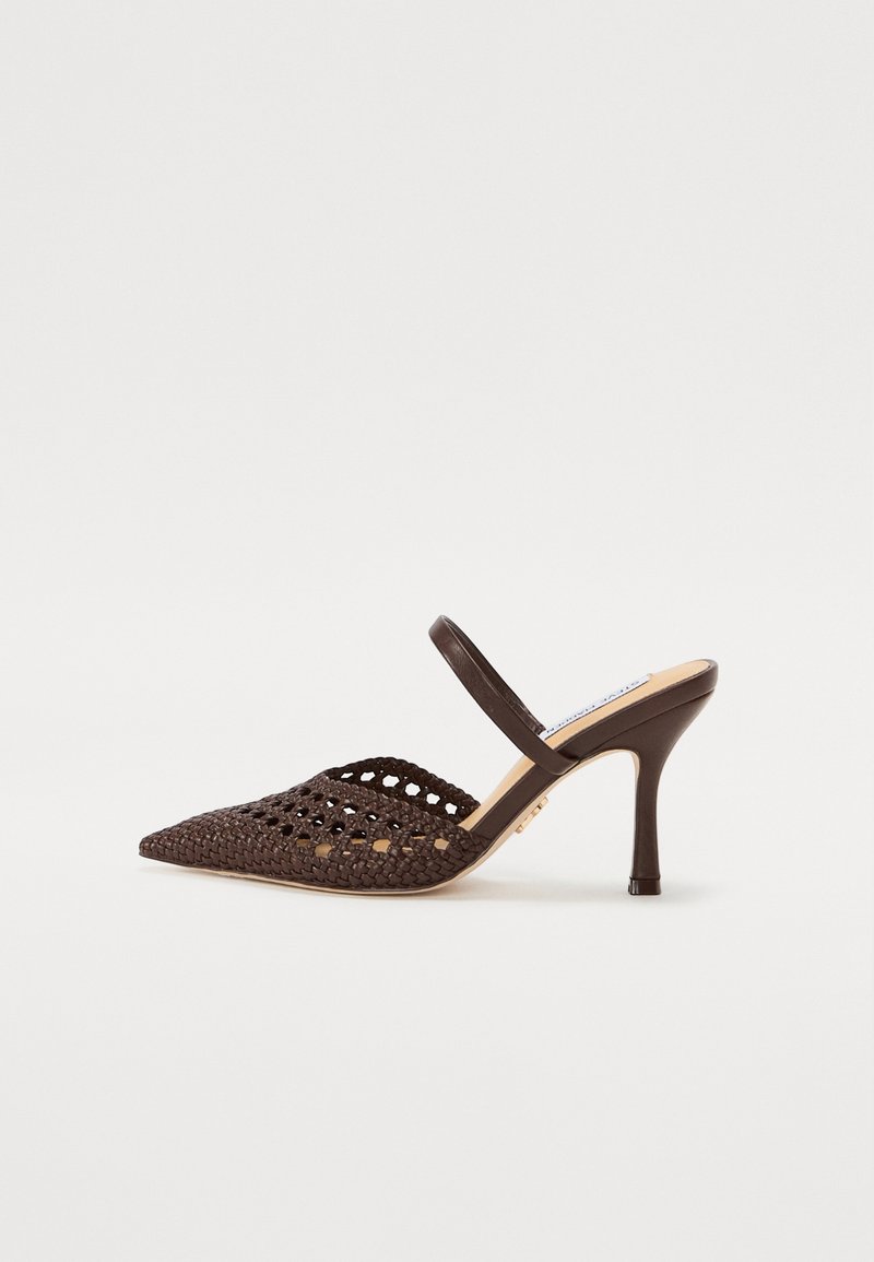Mule tressée marron foncé à bout pointu, talon incurvé de hauteur moyenne et une bride unique sur le cou-de-pied.