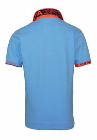 Svetlomodrá polo košela s oranžovými a námorníckymi detailmi na golieri a rukávoch. Tkanina je hladká s klasickým strihom.