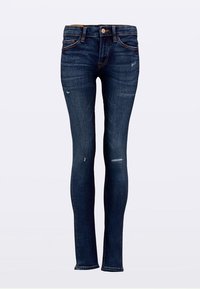 Šauras džinsu bikses tumši zilā nokrāsā ar izbalējušu tekstūru, nedaudz nodilušas, ar pogu aizdari un piecu kabatu dizainu.