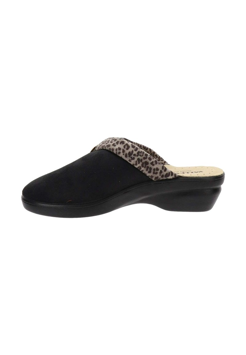 Clogs in suede nera con rifinitura a stampa leopardata. Presentano un tacco a zeppa e un design a punta arrotondata, adatti per essere indossati e tolti facilmente.