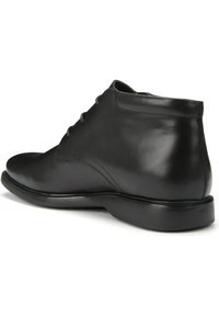 Botas de tobillo de cuero negro con un acabado suave, diseño de cordones, punta redondeada y suela de goma de perfil bajo.