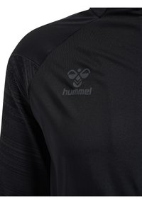 Maglia sportiva nera a maniche lunghe con maniche con disegni sottili e logo hummel grigio centrato sul petto.