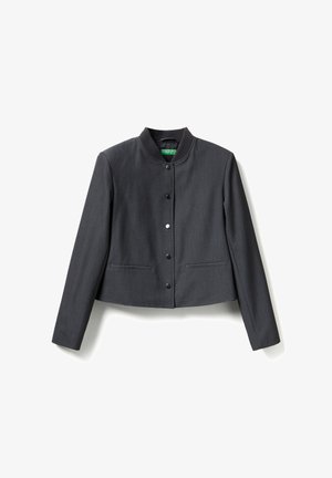 Giacca grigia scura tagliata, con colletto rotondo, chiusura a bottoni a pressione e due tasche frontali. Realizzata in tessuto su misura con una texture liscia.