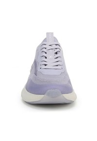 Scarpa sportiva in lavanda con tomaia in rete, punta rotonda e linguetta imbottita. Suola bianca con un motivo discreto sul tallone per una migliore aderenza.