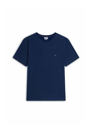 Marineblaues T-Shirt mit kurzen Ärmeln und Rundhalsausschnitt, mit einem kleinen rechteckigen rot-weiß-blauen Logo auf der linken Brust.
