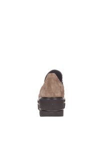 Scarpa in camoscio marrone con punta rotonda, tacco basso impilato e finitura testurizzata. Presenta un design semplice e una suola nera elegante.