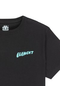 Zwarte T-shirt met korte mouwen met lichtblauwe "ELEMENT" tekst op de borst en een witte cirkelvormige logo aan de binnenkant van de kraag.