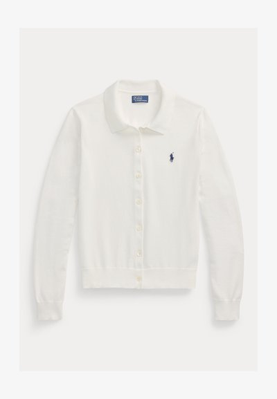 Beli cardigan s polo ovratnikom, z gumbi spredaj, dolgimi rokavi in majhnim mornarsko modrim logotipom na prsih. Mehka pletena tekstura.