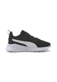 Sneaker sportivo nero con suola bianca e ampia striscia laterale bianca, dotato di lacci e di una sola fascetta in velcro.