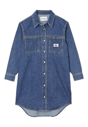 Robe-chemise en denim bleu à manches longues avec boutons sur le devant, deux poches poitrine et logo Calvin Klein Jeans sur la poche droite.