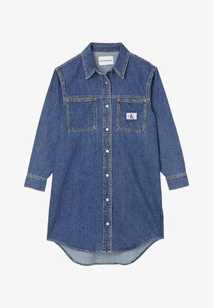 Niebieska, dżinsowa sukienka koszulowa z długim rękawem, z guzikami z przodu, dwoma kieszeniami na piersi i logo Calvin Klein Jeans na prawej kieszeni.