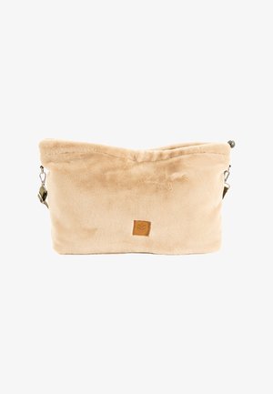 Beige zachte stoffen tas met een zachte textuur, voorzien van een opgerolde bovenkant, leren patch met logo en bevestigbare metalen accessoires.