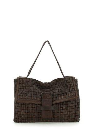 Borsa a mano in pelle marrone scuro con motivo quadrato intrecciato, pattina rettangolare e tracolla singola.