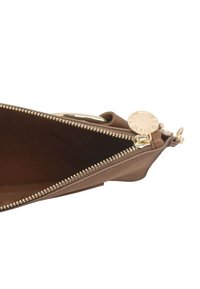 Pochette in pelle marrone con cerniera dorata e dettagli circolari in metallo. La cerniera aperta rivela una fodera interna liscia e scura.