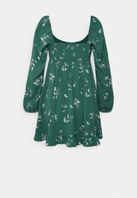 Vestido floral verde con mangas largas abullonadas, escote cuadrado y un corsé fruncido. Presenta un dobladillo con volantes y patrones de flores blancas.