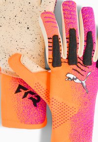 Guantes deportivos con patrones vibrantes de color naranja, rosa y negro, agarre texturizado y una palma moteada beige con un acento de logo.
