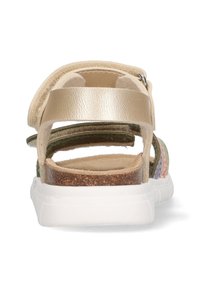 Moniväriset sandaalit, joissa on pehmustettu beige sisäpohja ja säädettävä metallinhohtoinen kultainen hihna. Sisältää tekstuurilla varustetun korkkimidsolein ja valkoisen ulkopohjan.