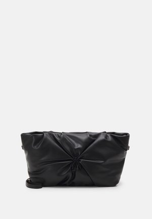 Zwarte leren clutch met geplooid centraal detail en afneembare dunne schouderriem op een effen lichte achtergrond.