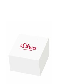 Witte rechthoekige doos met het rode logo "s.Oliver" en de slogan "FASHION FOR LIFE" gedrukt op de bovenkant.