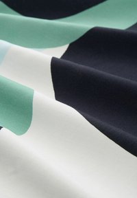 Geometrische stof met zachte texturen in donker marineblauw, mintgroen en wit, met gladde, vloeiende draperieën en een eigentijds ontwerp.