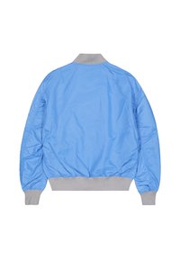 Svetlo modra bomberska jakna z sivim rebrastim ovratnikom in manšetami, ki ima gladko, sijočo tkanino in sproščen kroj. Raztegljiv pas, enostaven dizajn.