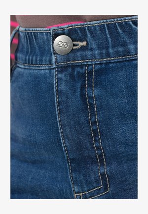 Gonna in denim blu scuro con bottone metallico e dettagli cuciti. Presenta una texture liscia e una vita aderente.