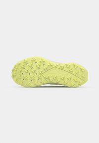Semelle de chaussure de trail, en caoutchouc jaune vif avec des crampons multidirectionnels pour une meilleure traction, présentant une surface texturée et un détail de logo.