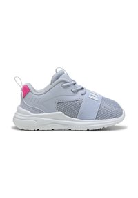 Scarpa sportiva grigia con tomaia in tessuto a rete e tessile, suola bianca, accento rosa sul tallone e fascia elasticizzata sulla parte anteriore con dettaglio del logo.