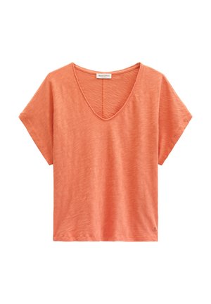 Kurzärmeliges, locker geschnittenes T-Shirt in Korallenorange mit V-Ausschnitt, feiner Struktur und kleinem Logo am unteren Saum.