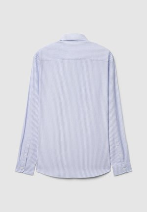 Hellblaues langärmeliges Hemd mit weißen vertikalen Streifen, geknöpften Manschetten und klassischem Kragen. Glatter Stoff mit regulärer Passform.