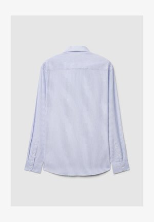 Hellblaues langärmeliges Hemd mit weißen vertikalen Streifen, geknöpften Manschetten und klassischem Kragen. Glatter Stoff mit regulärer Passform.