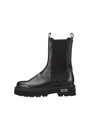 Stivale Chelsea in pelle nera con pannelli laterali elastici, suola spessa e scolpita e linguette per tirare su sfondo bianco.
