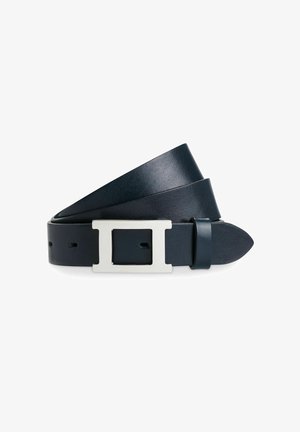 Marine leren riem met een rechthoekige zilveren gesp, een gladde textuur en meerdere verstelgaten voor maatvoering.