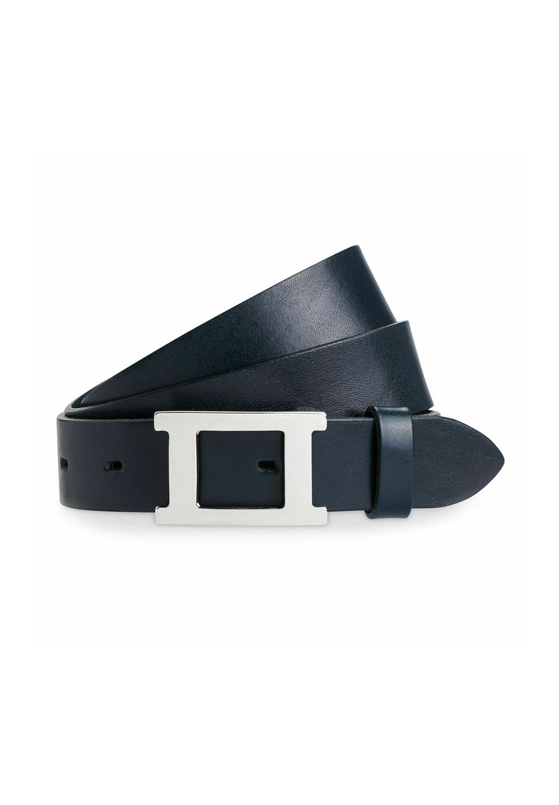 Cinturón de cuero azul marino con hebilla rectangular de plata, textura suave y múltiples agujeros de ajuste para el tamaño.