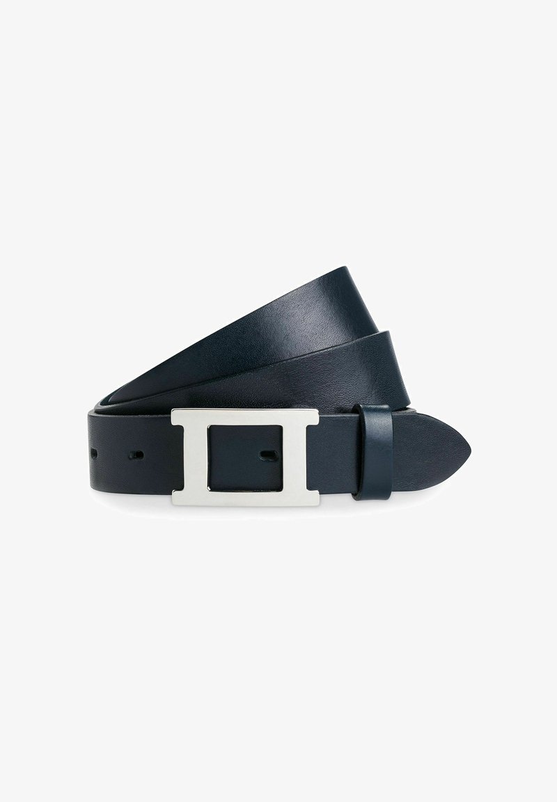 Cinturón de cuero azul marino con hebilla rectangular de plata, textura suave y múltiples agujeros de ajuste para el tamaño.