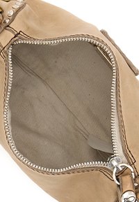 Borsa in pelle color cuoio con apertura con cerniera, rivestimento interno in tessuto leggero a righe e borchie decorative argentate lungo il bordo dell'apertura.