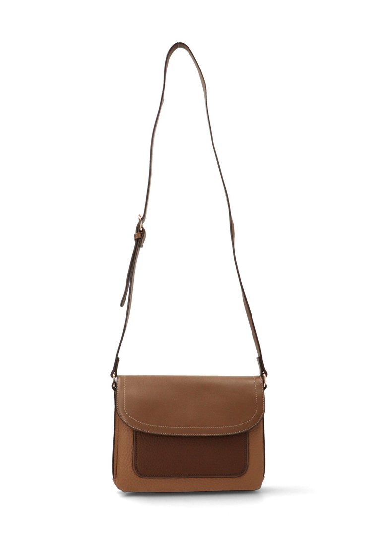 Bolso cruzado de cuero marrón con una sección superior lisa y un panel inferior texturizado, que cuenta con un cierre de solapa y una correa ajustable.