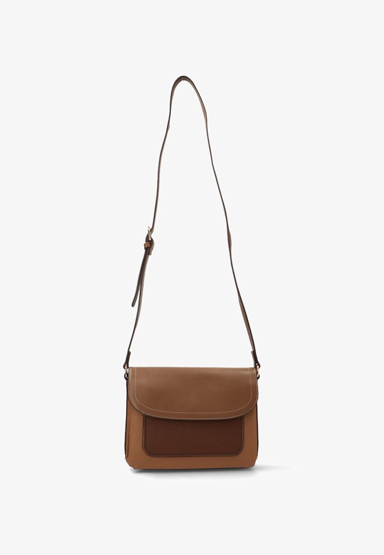 Bolso cruzado de cuero marrón con una sección superior lisa y un panel inferior texturizado, que cuenta con un cierre de solapa y una correa ajustable.