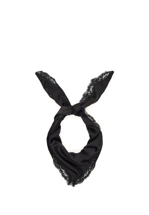 Fekete selyemsál csipkeszegéllyel, laza csomóba kötve, fehér háttér előtt, laposan elhelyezve.