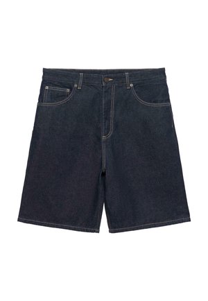 Sötétkék farmer rövidnadrág elülső gombbal és cipzárral, öt zsebbel és kontrasztos varrással, fehér háttéren.